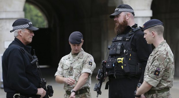 Attacco a Londra: città blindata, blitz in un sobborgo. La polizia: «Non esclusi altri attentatori»