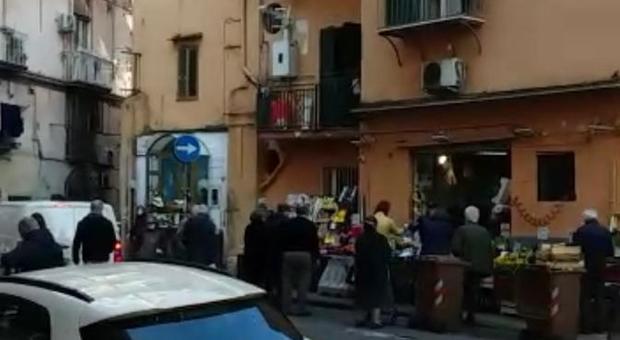 Coronavirus a Napoli, ancora troppi in strada: alla Pignasecca e Antignano è allarme mercatini