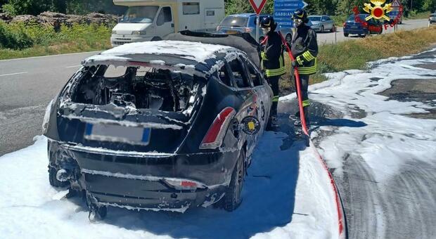 Pieve Torina, si incendia una macchina lungo la Provinciale: paura per gli occupanti del mezzo