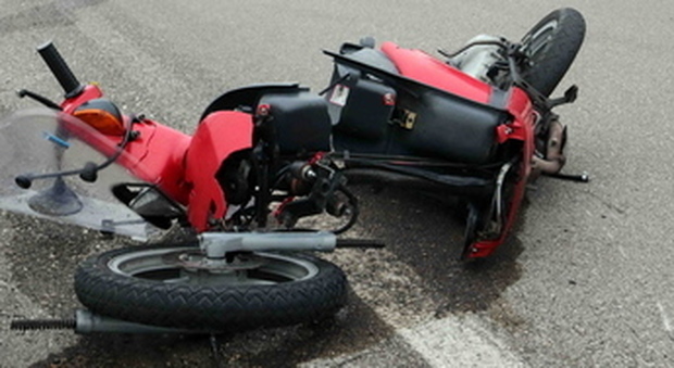 Violento scontro auto-scooter, 50enne grave all'ospedale