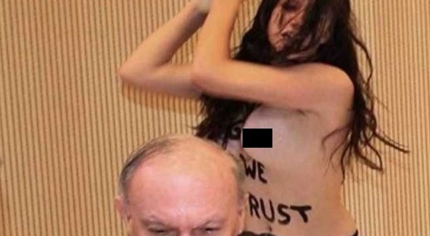 Tornano le Femen, gavettone contro l'arcivescovo antigay