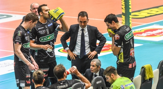 Jacopo Cuttini (in piedi) è stato assistente di Baldovin sulla panchina bianconera nel campionato 2018-19