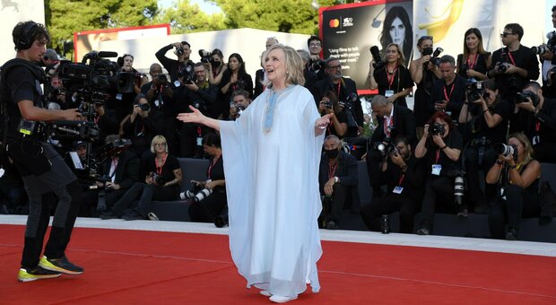 Hillary Clinton a Venezia tra red carpet e confessioni: «Con Chelsea intesa speciale»