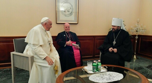 Papa Francesco con il metropolita russo Hilarion nella nunziatura a Budapest assieme al nunzio apostolico