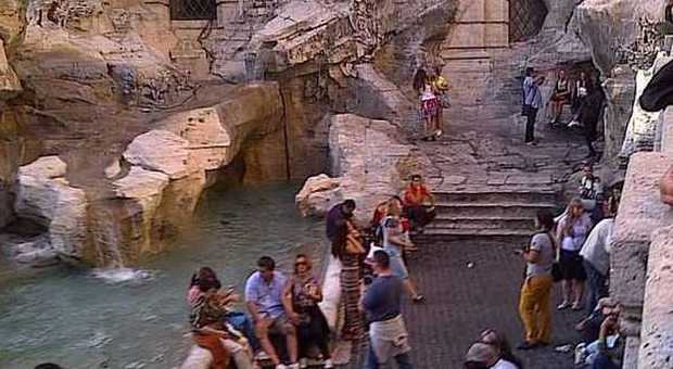 Fontana di Trevi e i turisti