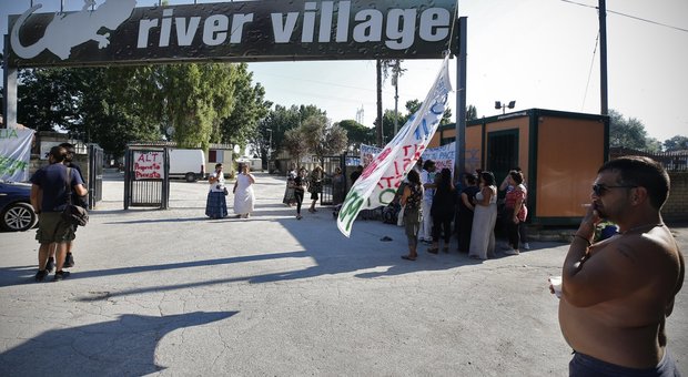River, Raggi ferma le ruspe. Sui rom tensione con Salvini