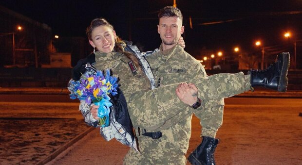 Nuova vita per l'ex pilota italiana Giulia Schiff, foreign fighter in Ucraina: ha smesso di combattere e si è sposata