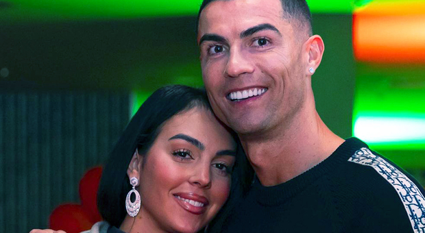 Ronaldo e Georgina sono in crisi? I rumors: «Lui è stufo, lei passa intere giornate a spendere soldi»