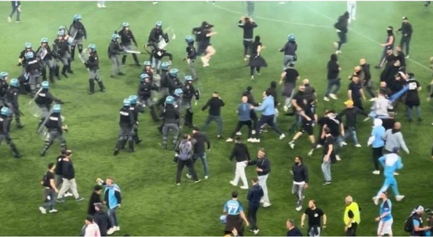 Rissa in campo tra i tifosi dell'Udinese e del Napoli: botte e cinghiate, salgono a sette le persone ferite