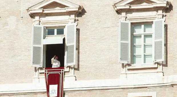 Il Papa: «La tratta di esseri umani è una piaga vergognosa». Poi visita un campo rom