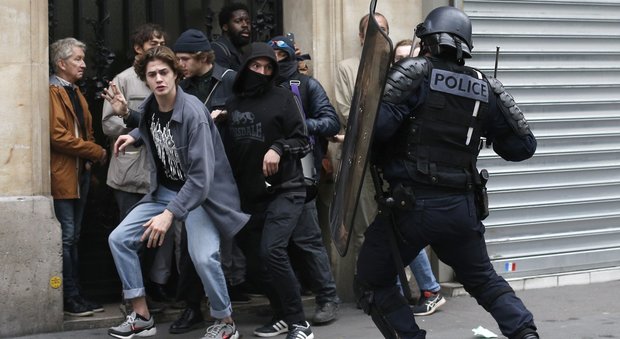 Francia, sciopero dei dipendenti pubblici contro Macron: migliaia in piazza, scontri con la polizia