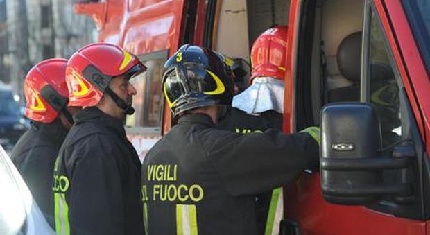 Prato, palazzo in fiamme: donna muore soffocata mentre tenta di salvarsi