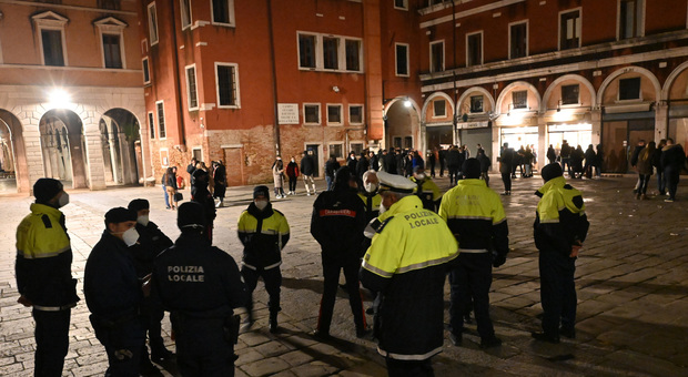 L'intervento di forze dell'ordine e polizia locale sabato in campo Bella Vienna