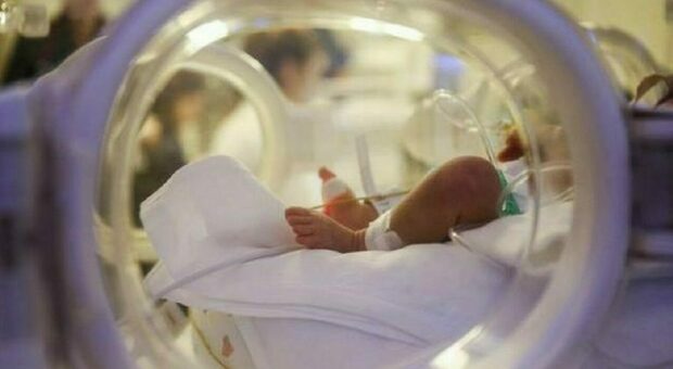 Covid, bimba di 7 mesi in terapia intensiva a Cosenza: «Compromesso il 50% dei polmoni»