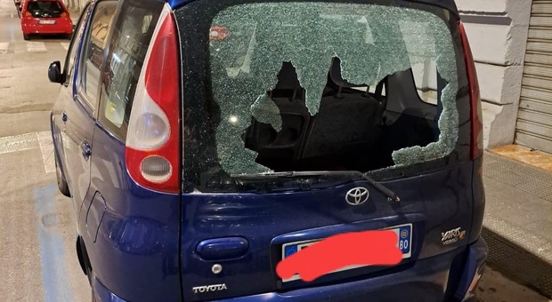 Tornano in azione i vandali: distrutti i vetri delle auto in sosta