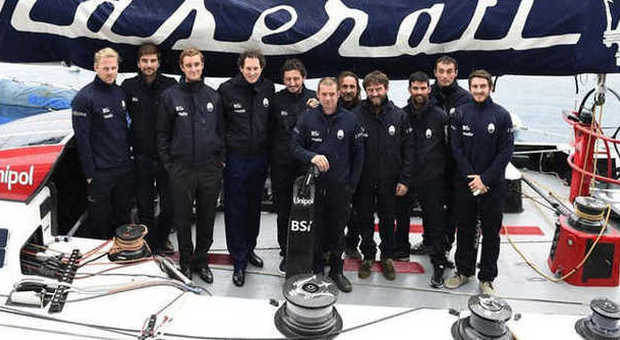 L'equipaggio Maserati sulla barca: si riconoscono Soldini e John Elkann