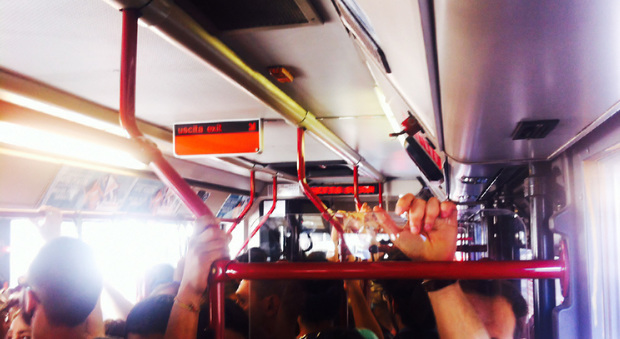 Roma, maniaco sul bus 301 molesta 35enne: bloccato dai vigili