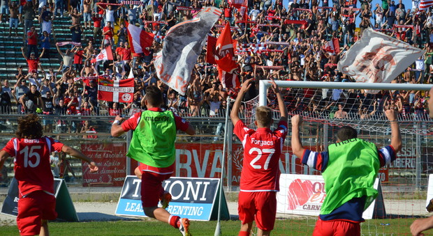 Giocatori e tifosi dell'Ancona dopo la vittoria contro il Modena