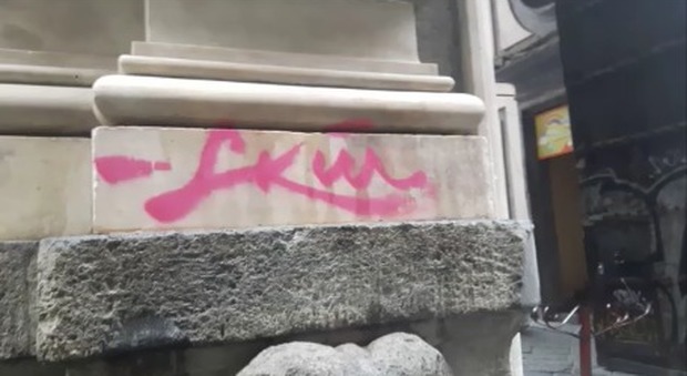 Il "tag" vandalico sul portale d'ingresso dello storico palazzo Carafa di Maddaloni