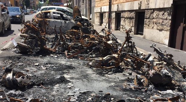 Roma, maxi-rogo di 20 scooter e un'auto: undici giorni dopo i resti carbonizzati sono ancora lì