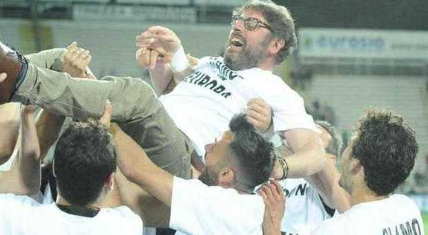 L'ad del Parma Pietro Leonardi festeggia con i giocatori la qualificazione europea (LaPresse)