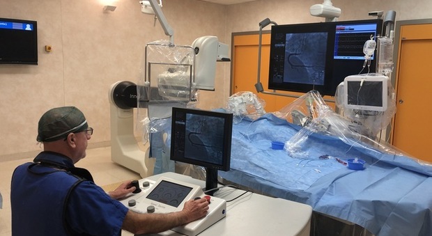 Primo stent al cuore impiantato da robot in Italia