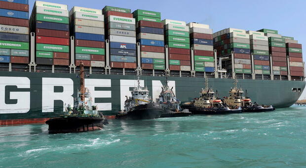 Suez, la portacontainer è stata sbloccata ma non naviga ancora