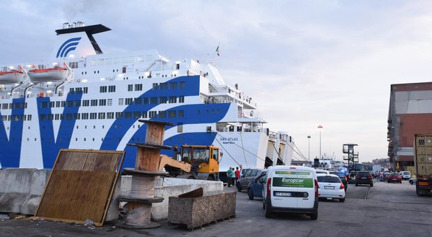 Incidente su traghetto a Napoli: auto schiaccia due persone un morto e una donna ferita