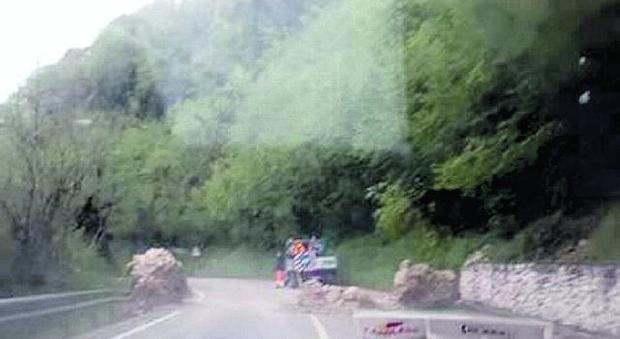 Piovono massi sulla strada che ospiterà il Giro d'Italia
