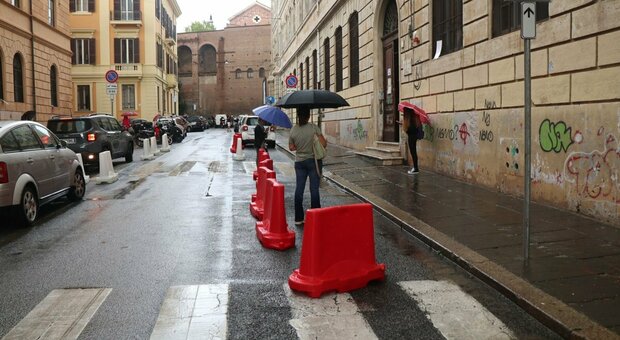 Covid Roma, davanti alle scuole scatta il divieto di sosta: «No agli assembramenti»