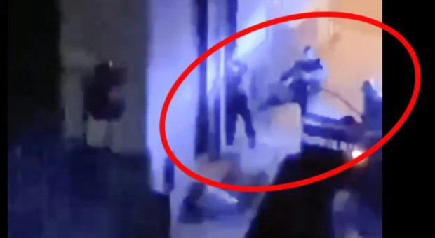 Carabiniere picchia un giovane con le mani alzate nel Napoletano, il video scandalo sul web