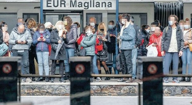 Metro B ferma due ore a Roma, sabotata una centralina: indaga la Digos