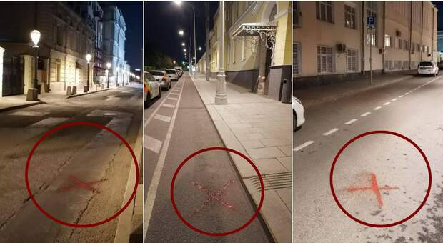 Putin, il mistero delle croci rosse per le strade di Mosca: chi le ha collocate e perché