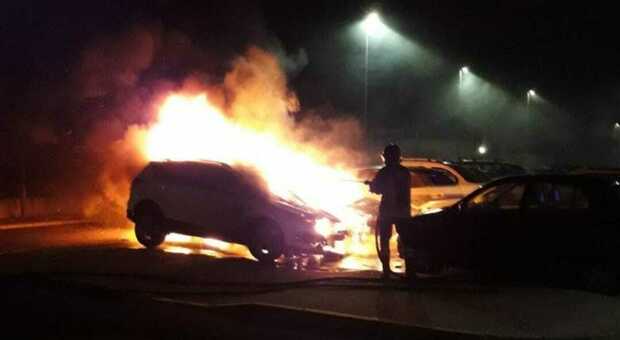 Tre auto a fuoco e tre danneggiate dalle fiamme: paura in città