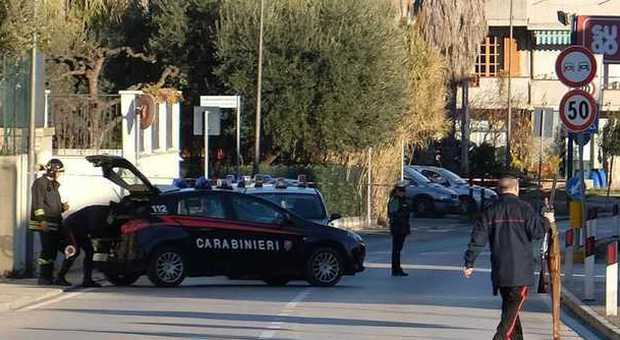 I carabinieri presidiano la zona