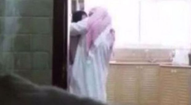 Il fotogramma del video incriminato in cui si vede il marito baciare la donna di servizio