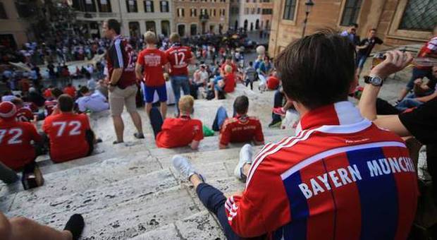 I tifosi del Bayern Monaco colorano Roma: la festa da Fiumicino a Piazza di Spagna