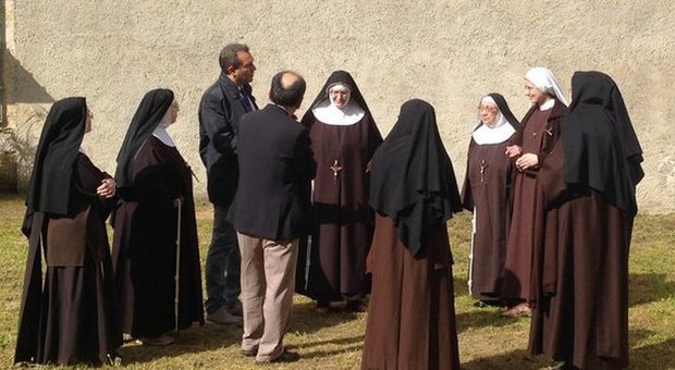 Il sindaco De Magistris in visita al convento delle suore di clausura