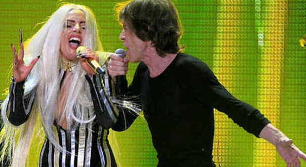 Lady Gaga in look anni Settanta canta al fianco di Mick Jagger