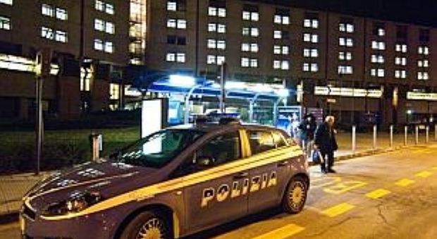 Dormono tra gli stracci sotto il porticato dell'ospedale di Torrette: denunciati