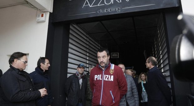 Salvini, spray al peperoncino: «Chi ne abusa va arrestato anche se minorenne»