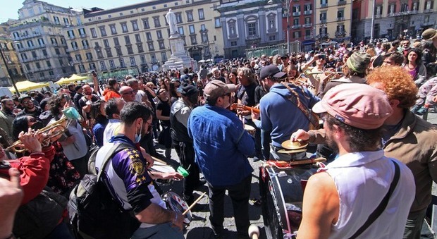 Napoli zona gialla, raduno a piazza Dante: «Insieme per esorcizzare la paura»