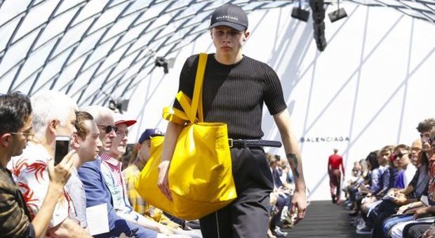 Lo shopper Ikea ha il suo avatar Balenciaga firma la borsa di lusso