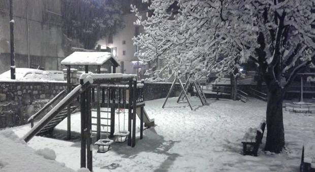 Alburni sotto le neve, strade chiuse: niente scuola anche venerdì