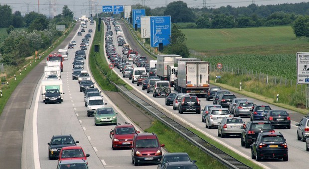 Autostrade, limite a 150 all’ora nei tratti a 3 corsie. «Non ci sarà meno sicurezza» Autostrade, limite a 150 all’ora nei tratti a 3 corsie. «Non ci sarà meno sicurezza»