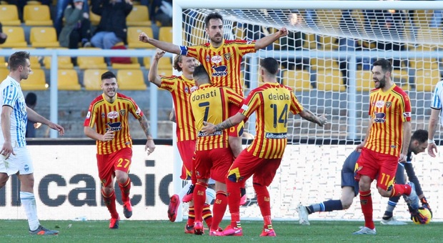 Serie A, terza vittoria consecutiva per il Lecce: 2-1 con la Spal e deciso balzo in avanti