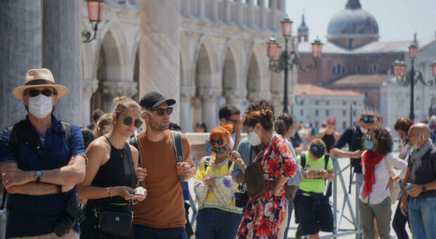 Turismo, record italiani in vacanza: 23 mln a luglio e agosto. Cna: «Crescono stranieri grazie a Green pass»