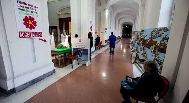 Covid a Napoli, il convento diventa hub per le vaccinazioni: «Così aiutiamo gli ultimi a proteggersi dal virus»