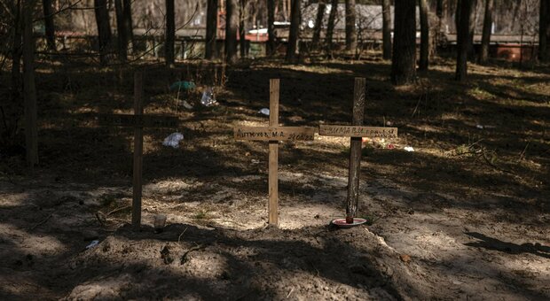 Ucraina, Zelensky denuncia: «I russi nascondono mine nei cadaveri». Trovati corpi di civili torturati