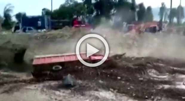 Travolto dal fango, resta intrappolato nel camion: il tentativo disperato dell'autista di fuggire